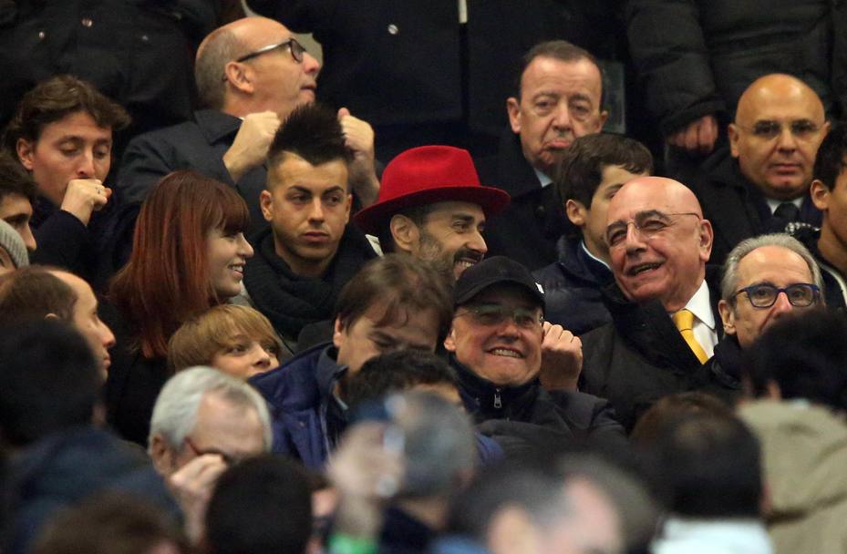 Barbara Berlusconi e Adriano Galliani sorridono mentre parlano con l&#39;architetto Fabio Novembre. Dietro di loro Riccardo Montolivo (squalificato) e Stephan El Shaarawy (infortunato). Ansa